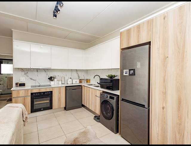 2 BEDROOM APARTMENT FOR SALE IN SANDOWN